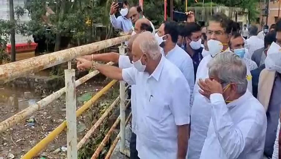 ಬೆಳಗಾವಿ: ಪ್ರವಾಹ ಪೀಡಿತ ಪ್ರದೇಶಗಳಿಗೆ ಸಿಎಂ ಭೇಟಿ; ಸಂತ್ರಸ್ತರಿಗೆ ಸಾಂತ್ವನ ಹೇಳಿದ ಯಡಿಯೂರಪ್ಪ