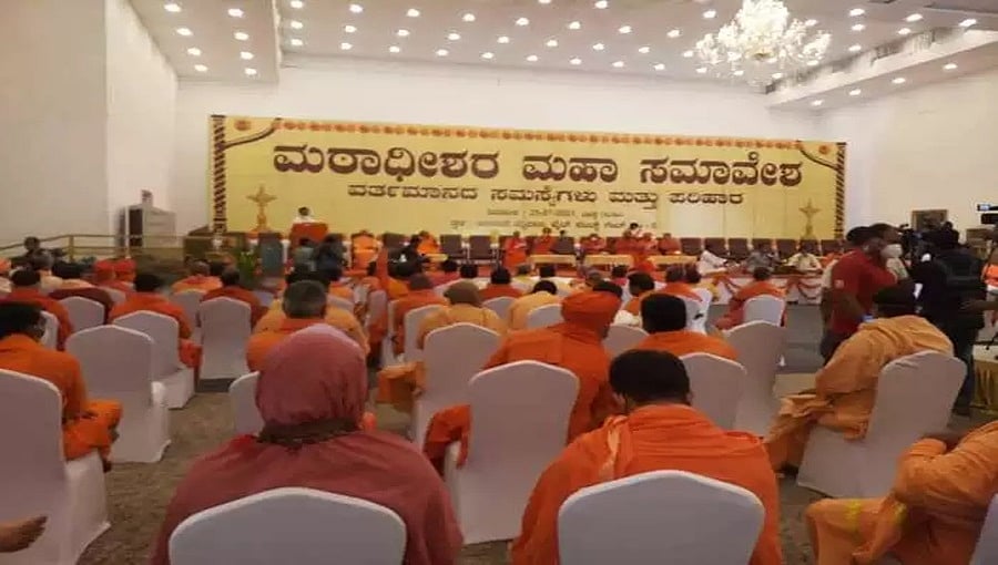 ಮಠಾಧೀಶರುಗಳ ಶಕ್ತಿ ಪ್ರದರ್ಶನ: ಬೆಂಗಳೂರಿನ ಅರಮನೆ ಮೈದಾನದಲ್ಲಿ ಮುಖ್ಯಮಂತ್ರಿ ಬಿ ಎಸ್ ಯಡಿಯೂರಪ್ಪ ಪರ ಸಮಾವೇಶ