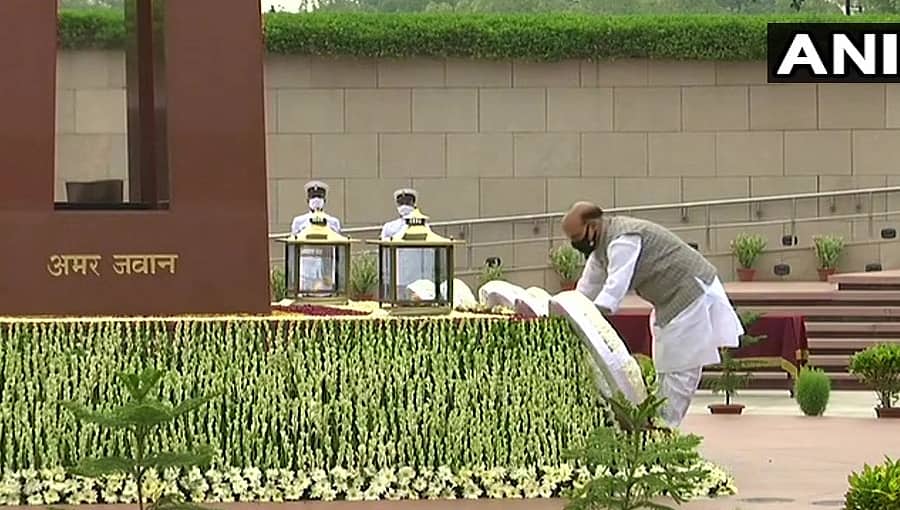 ಕಾರ್ಗಿಲ್ ಯುದ್ಧದ ಗೆಲುವಿಗೆ 22 ವರ್ಷ; ಹುತಾತ್ಮ ವೀರ ಯೋಧರಿಗೆ ರಕ್ಷಣಾ ಸಚಿವ ರಾಜನಾಥ್ ಸಿಂಗ್, ಬಿಪಿನ್ ರಾವತ್'ರಿಂದ ಗೌರವ ಸಲ್ಲಿಕೆ