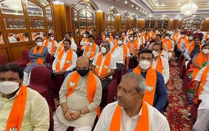 ಬಿಜೆಪಿ ಶಾಸಕಾಂಗ ಪಕ್ಷದ ಸಭೆಯಲ್ಲಿ ಶಾಸಕರ ಜೊತೆಗೆ ಕುಳಿತಿದ್ದ ಬಸವರಾಜ ಬೊಮ್ಮಾಯಿ