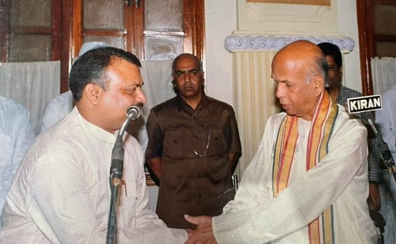 ದಿವಂಗತ ಮಾಜಿ ಮುಖ್ಯಮಂತ್ರಿ ಜೆ.ಹೆಚ್. ಪಟೇಲ್ ಅವರೊಂದಿಗೆ ಬಸವರಾಜ ಬೊಮ್ಮಾಯಿ