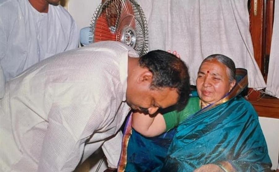 ತಾಯಿ ಗಂಗಮ್ಮ ಅವರೊಂದಿಗೆ ಬಸವರಾಜ ಬೊಮ್ಮಾಯಿ