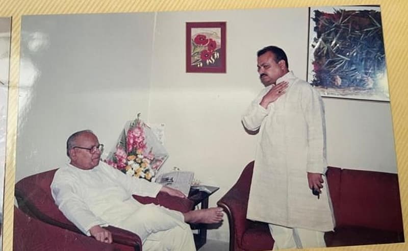 ತಂದೆ ಎಸ್ .ಆರ್. ಬೊಮ್ಮಾಯಿ ಜೊತೆಗೆ ಬಸವರಾಜ ಬೊಮ್ಮಾಯಿ