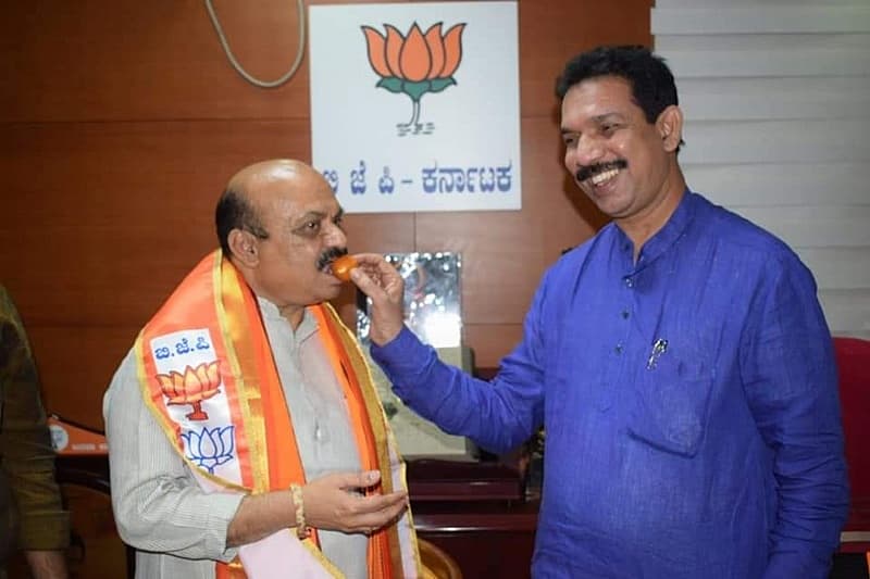 ಬಸವರಾಜ ಬೊಮ್ಮಾಯಿಯವರು ಮುಖ್ಯಮಂತ್ರಿಯಾಗಿರುವುದು ಪಕ್ಷದಲ್ಲಿ ಎಲ್ಲರಿಗೂ ಖುಷಿಯ ವಿಚಾರ. ನಾನು ಮತ್ತು ಬೊಮ್ಮಾಯಿ ಸ್ನೇಹಿತರು, ಪಕ್ಷದ ಸೂಚನೆಯಂತೆ ಇನ್ನು ಮುಂದೆಯೂ ಎಲ್ಲರೂ ಒಗ್ಗಟ್ಟಾಗಿ ಕೆಲಸ ಮಾಡುತ್ತೇವೆ ಎಂದು ಬಿಜೆಪಿ ರಾಜ್ಯಾಧ್ಯಕ್ಷ ನಳಿನ್ ಕುಮಾರ್ ಕಟೀಲು ಹೇಳಿದ್ದಾರೆ.