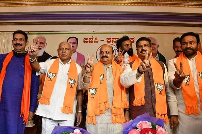 ನಿನ್ನೆಯ ಬಿಜೆಪಿ ಶಾಸಕಾಂಗ ಪಕ್ಷದ ಸಭೆಗೆ ವೀಕ್ಷಕರಾಗಿ ಕೇಂದ್ರದಿಂದ ಕೇಂದ್ರ ಸಚಿವರಾದ ಧರ್ಮೇಂದ್ರ ಪ್ರಧಾನ್ ಮತ್ತು ಜಿ ಕಿಶನ್ ರೆಡ್ಡಿ, ಕರ್ನಾಟಕದ ಉಸ್ತುವಾರಿ ಬಿಜೆಪಿ ರಾಷ್ಟ್ರೀಯ ಪ್ರಧಾನ ಕಾರ್ಯದರ್ಶಿ ಅರುಣ್ ಸಿಂಗ್, ಮಾಜಿ ಮುಖ್ಯಮಂತ್ರಿ ಬಿ ಎಸ್ ಯಡಿಯೂರಪ್ಪ, ರಾಜ್ಯಾಧ್ಯಕ್ಷ ನಳಿನ್ ಕುಮಾರ್ ಕಟೀಲ್ ಮತ್ತು ರಾ