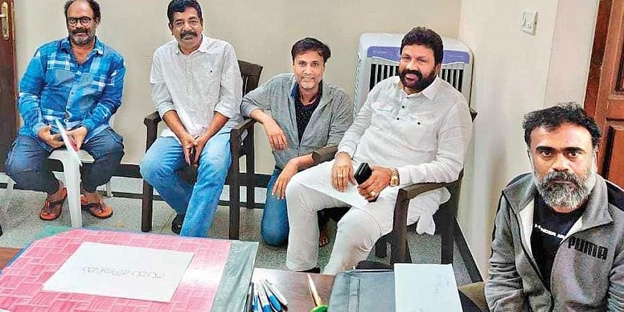 ಕೃಷಿ ಸಚಿವ ಬಿಸಿ ಪಾಟೀಲ್ ಜೊತೆ ನಿರ್ದೇಶಕ ಯೋಗರಾಜ್ ಭಟ್ ಹೊಸ ಸಿನಿಮಾ