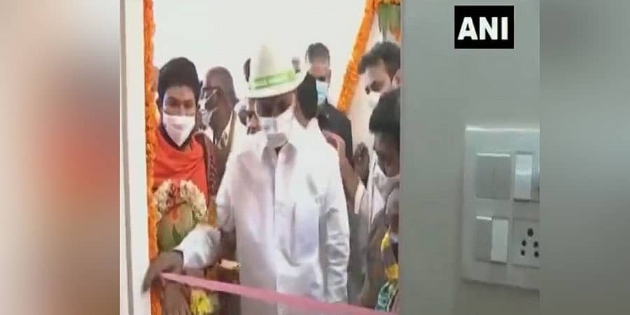 ರಿಬ್ಬನ್ ಕಟ್ಟಿಂಗ್ ಗೆ ತೆರಳಿದ್ದ ತೆಲಂಗಾಣ ಸಿಎಂ ಕತ್ತರಿ ಸಿಗದೇ ಕೋಪದಿಂದ ಮಾಡಿದ್ದೇನು ನೋಡಿ?