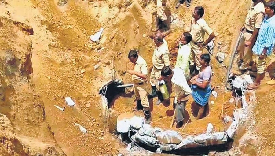 ರಾಮನಗರ: ಪೈಪ್‌ಲೈನ್ ಒಳಗೆ ಸಿಲುಕಿಕೊಂಡ ರೈತ; ಎರಡು ಗಂಟೆಗಳ ಕಾರ್ಯಾಚರಣೆ ಬಳಿಕ ರಕ್ಷಣೆ