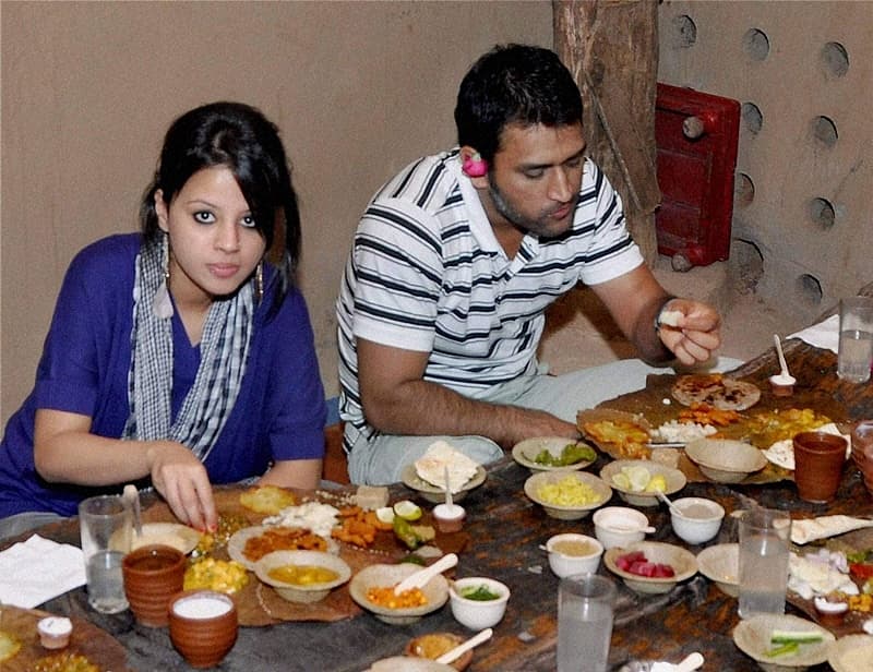 2010 ರಲ್ಲಿ ಅಹ್ಮದಾಬಾದ್ ಗೆ ಭೇಟಿ ನೀಡಿದ್ದಾಗ ಪತ್ನಿ ಸಾಕ್ಷಿ ರಾವತ್ ಅವರೊಂದಿಗೆ ಗುಜರಾತ್ ನ ಸಾಂಪ್ರದಾಯಿಕ ಆಹಾರಗಳನ್ನು ಸವಿಯುತ್ತಿರುವ ಎಂಎಸ್ ಧೋನಿ