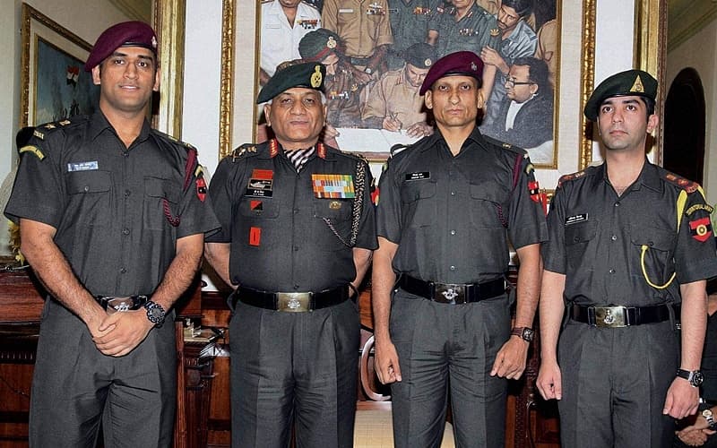 ಟೆರಿಟೋರಿಯಲ್ ಆರ್ಮಿಯಲ್ಲಿ ಎಂಎಸ್ ಧೋನಿಗೆ ಗೌರವ ಶ್ರೇಣಿಯನ್ನು ನೀಡಿ ಗೌರವಿಸಿದ ಕಾರ್ಯಕ್ರಮದಲ್ಲಿ ಅಂದಿನ ಸೇನಾ ಮುಖ್ಯಸ್ಥ ಜನರಲ್ ವಿಕೆ ಸಿಂಗ್, ಶೂಟರ್ ಅಭಿನವ್ ಬಿಂದ್ರಾ ಯುದ್ಧ ತಜ್ಞ ದೀಪಕ್ ಅನ್ನಾಜಿ ರಾವ್