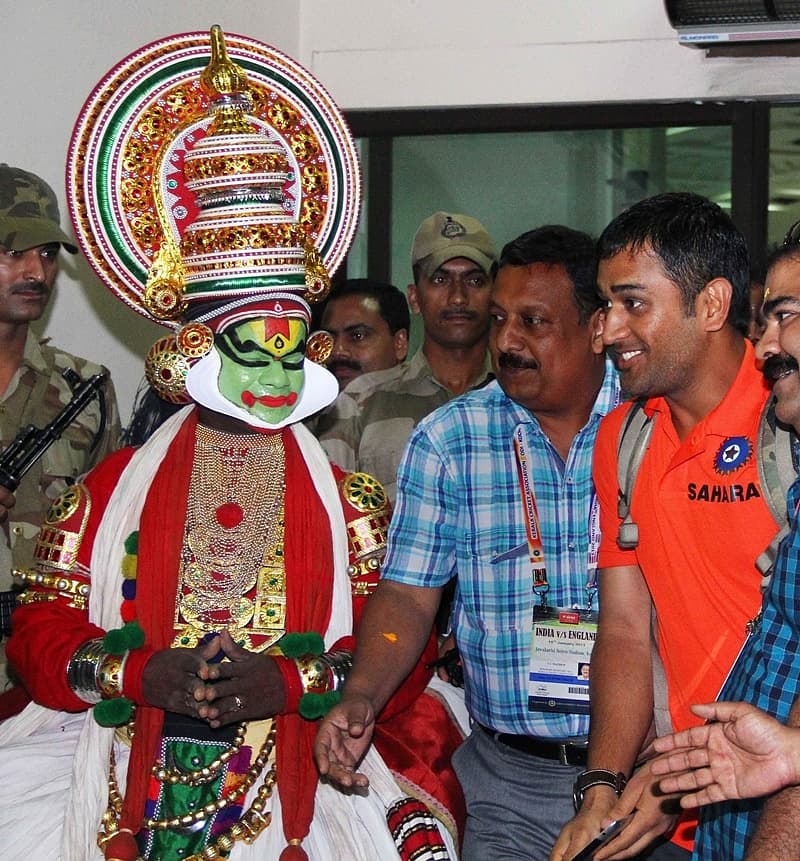 ಜವಾಹರ್ ಲಾಲ್ ನೆಹರು ಇಂಟರ್ನ್ಯಾಷನಲ್ ಸ್ಟೇಡಿಯಂ ನಲ್ಲಿ ನಡೆದ ಏಕದಿನ ಅಂತಾರಾಷ್ಟ್ರೀಯ ಪಂದ್ಯಕ್ಕಾಗಿ ಎಂಎಸ್ ಧೋನಿ ನೆಡುಂಬಸ್ಸೆರಿ ವಿಮಾನ ನಿಲ್ದಾಣದಲ್ಲಿ ಎಂಎಸ್ ಧೋನಿ
