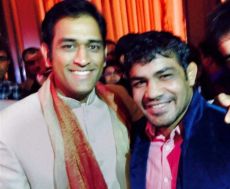 ನವದೆಹಲಿಯಲ್ಲಿ ನಡೆದ ಸುರೇಶ್ ರೈನಾ ಅವರ ವಿವಾಹ ಕಾರ್ಯಕ್ರಮದಲ್ಲಿ ಕುಸ್ತಿ ಪಟು ಸುಶೀಲ್ ಕುಮಾರ್ ಅವರೊಂದಿಗೆ ಎಂಎಸ್ ಧೋನಿ