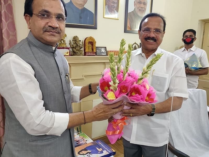ಇಂದು ನಿರ್ಗಮಿತ ರಸಗೊಬ್ಬರ ಹಾಗೂ ರಾಸಾಯನಿಕ ಖಾತೆ ಸಚಿವ ಡಿ ವಿ ಸದಾನಂದ ಗೌಡರನ್ನು ಭೇಟಿ ಮಾಡಿದ ನೂತನ ಸಚಿವ ಭಗವಂತ ಖೂಬಾ, ಇವರಿಗೆ ನವೀಕರಿಸಬಹುದಾದ ಇಂಧನ ಖಾತೆ ಲಭ್ಯವಾಗಿದೆ