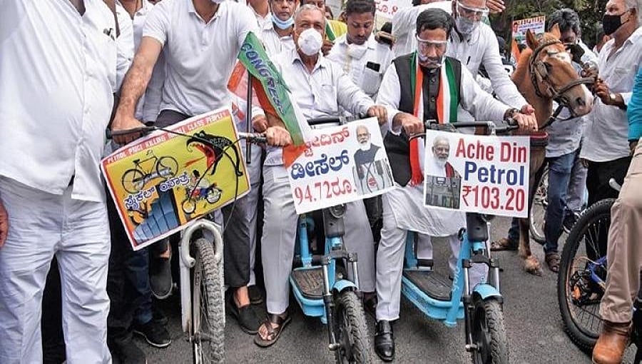 ಇಂಧನ ಬೆಲೆ ಏರಿಕೆ ವಿರೋಧಿಸಿ ಕಾಂಗ್ರೆಸ್ ನಾಯಕರ ಸೈಕಲ್ ರ್ಯಾಲಿ