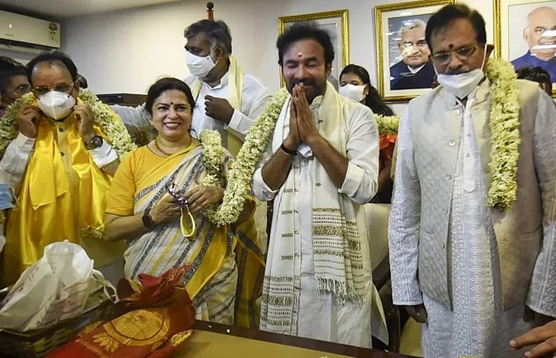 ಕೇಂದ್ರ ಪ್ರವಾಸೋದ್ಯಮ ಸಚಿವ ಜಿ. ಕಿಶನ್ ರೆಡ್ಡಿ ಗುರುವಾರ ದೆಹಲಿಯ ತಮ್ಮ ಕಚೇರಿಯಲ್ಲಿ ಅಧಿಕಾರ ವಹಿಸಿಕೊಂಡರು. ರಾಜ್ಯ ಸಚಿವರಾದ ಮೀನಾಕ್ಷಿ ಲೇಖಿ ಮತ್ತು ಅಜಯ್ ಭಟ್ ಕೂಡ ಇದ್ದಾರೆ.