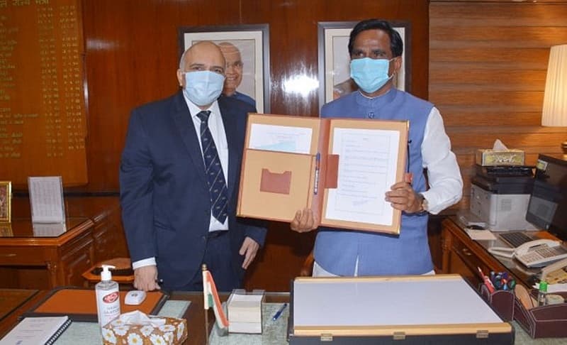 ರೈಲ್ವೆ ರಾಜ್ಯ ಸಚಿವರಾಗಿ ಅಧಿಕಾರ ವಹಿಸಿಕೊಂಡ ನಂತರ ದನ್ವೆ ರೌಸಾಹೇಬ್ ದಾದರಾವ್ ಮಾಧ್ಯಮಗಳಿಗೆ ಪೋಸ್ ನೀಡಿದರು.