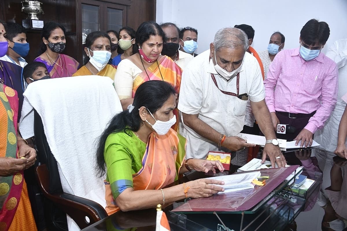ಕೇಂದ್ರ ಕೃಷಿ ಮತ್ತು ರೈತರ ಕಲ್ಯಾಣ ಇಲಾಖೆ ರಾಜ್ಯ ಸಚಿವರಾಗಿ ಚಿಕ್ಕಮಗಳೂರು-ಉಡುಪಿ ಕ್ಷೇತ್ರದ ಸಂಸದೆ ಶೋಭಾ ಕರಂದ್ಲಾಜೆ ಅಧಿಕಾರ ಗುರುವಾರ ಅಧಿಕಾರ ವಹಿಸಿಕೊಂಡಿದ್ದಾರೆ.