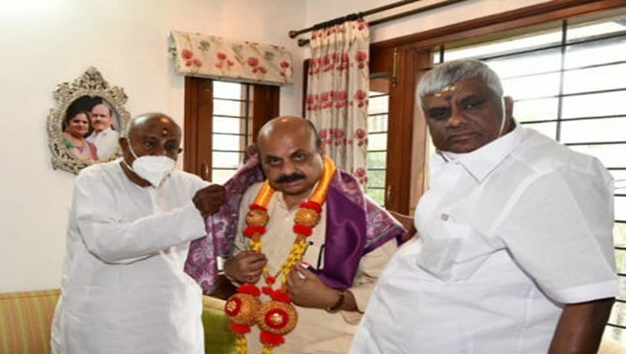 ಮಾಜಿ ಪ್ರಧಾನಿ ದೇವೇಗೌಡನ್ನು ಭೇಟಿ ಮಾಡಿ ಆಶೀರ್ವಾದ ಪಡೆದ ಸಿಎಂ ಬಸವರಾಜ ಬೊಮ್ಮಾಯಿ