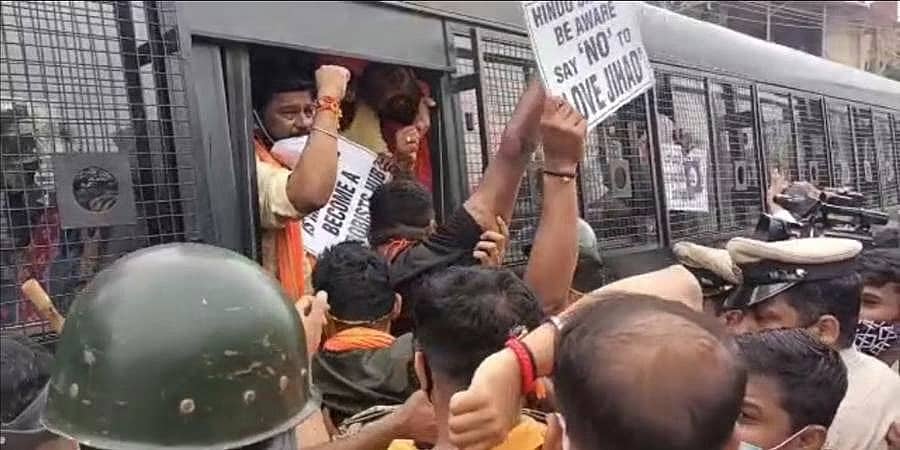 ಮಂಗಳೂರು: ಮಾಜಿ ಶಾಸಕರ ಪುತ್ರನ ಮನೆಗೆ ಮುತ್ತಿಗೆ ಯತ್ನ; ವಿಎಚ್ ಪಿ, ಭಜರಂಗದಳದ ಕಾರ್ಯಕರ್ತರ ಬಂಧನ
