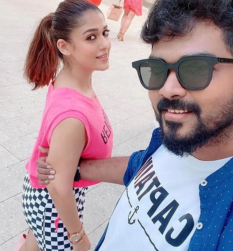 ತಮಿಳಿನ ಸ್ಟಾರ್ ವಿಜಯ್ ಟಿವಿಯ ಕಾರ್ಯಕ್ರಮವೊಂದಕ್ಕೆ ನಯನತಾರಾ ಅತಿಥಿಯಾಗಿ ಹೋಗಿದ್ದರು. ಆ ಕಾರ್ಯಕ್ರಮದ ನಡುವೆ ಅವರು ತಮ್ಮ ಎಂಗೇಜ್ಮೆಂಟ್ ರಿಂಗ್ ತೋರಿಸಿದ್ದಾರೆ.