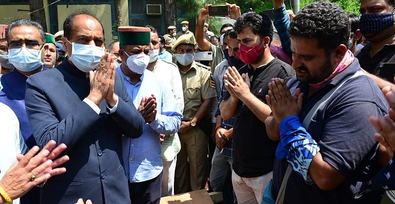 ಭೂ ಕುಸಿತದಿಂದ ಗಾಯಗೊಂಡವರ ಯೋಗಕ್ಷೇಮ ವಿಚಾರಿಸಿ, ಅವರಲ್ಲಿ ಧೈರ್ಯ ತುಂಬಿದ ಮುಖ್ಯಮಂತ್ರಿ ಜೈರಾಮ್ ಠಾಕೂರ್
