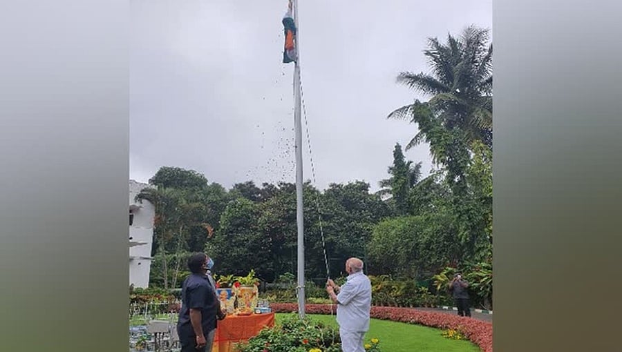 ಕಾವೇರಿ ನಿವಾಸದಲ್ಲಿ ಧ್ವಜಾರೋಹಣ ನೆರವೇರಿಸಿದ ಮಾಜಿ ಸಿಎಂ ಯಡಿಯೂರಪ್ಪ