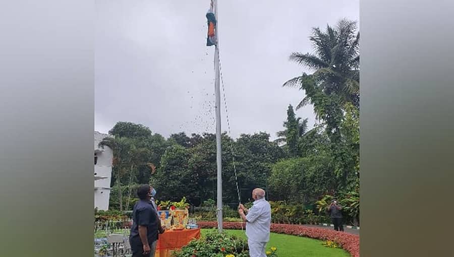 ಕಾವೇರಿ ನಿವಾಸದಲ್ಲಿ ಧ್ವಜಾರೋಹಣ ನೆರವೇರಿಸಿದ ಮಾಜಿ ಸಿಎಂ ಯಡಿಯೂರಪ್ಪ