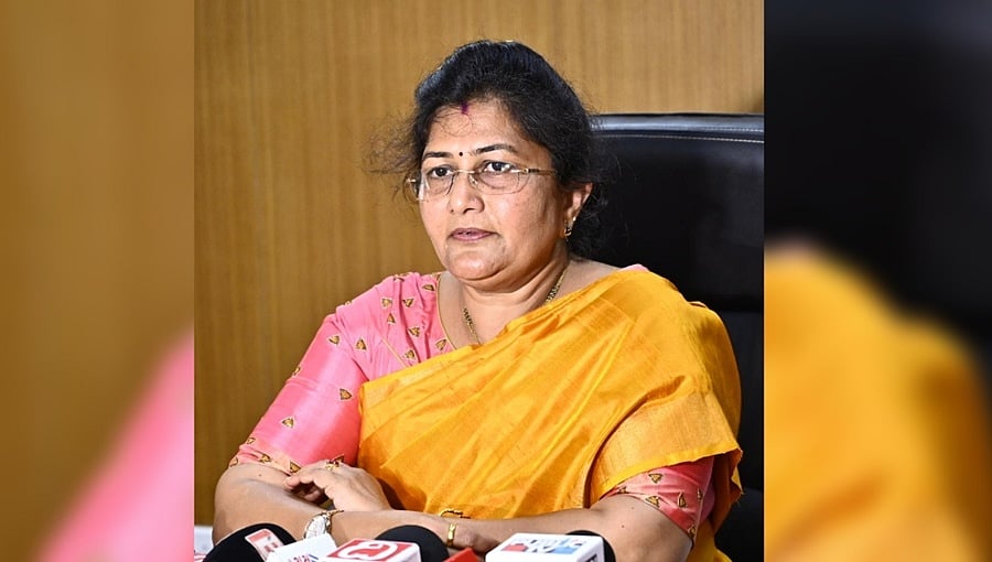 ಭ್ರಷ್ಟಾಚಾರದಲ್ಲಿ ತೊಡಗಿರುವ ಸಚಿವೆಯಿಂದ ಧ್ವಜಾರೋಹಣ ಬೇಡ: ಶಶಿಕಲಾ ಜೊಲ್ಲೆ ವಿರುದ್ಧ ಕಾಂಗ್ರೆಸ್ ಮಹಿಳಾ ಘಟಕ ಪ್ರತಿಭಟನೆ