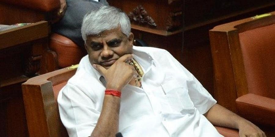 ವಿವಾದ ತಪ್ಪಿಸಲು ಆಡಳಿತ ಪಕ್ಷದ ಸಚಿವರನ್ನು ತಮ್ಮ ನಿವಾಸಕ್ಕೆ ಆಹ್ವಾನಿಸದಿರಲು ರೇವಣ್ಣ ನಿರ್ಧಾರ