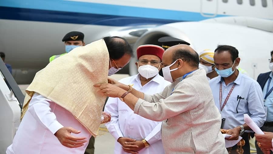 ಬೆಂಗಳೂರಿಗೆ ಉಪರಾಷ್ಟ್ರಪತಿ ವೆಂಕಯ್ಯನಾಯ್ಡು ಆಗಮನ: ಸಿಎಂ ಬೊಮ್ಮಾಯಿ, ರಾಜ್ಯಪಾಲರಿಂದ ಆತ್ಮೀಯ ಸ್ವಾಗತ