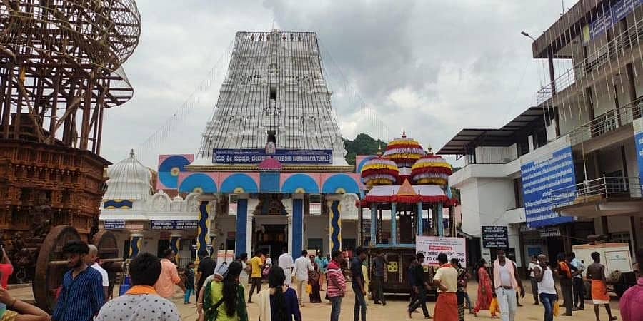 ಕೋವಿಡ್ ಎಫೆಕ್ಟ್: ದೇವಾಲಯಗಳಲ್ಲಿ ಭಕ್ತರ ಸಂಖ್ಯೆ ನಿಯಂತ್ರಣಕ್ಕೆ ಟೋಕನ್ ವ್ಯವಸ್ಥೆ ಜಾರಿಗೆ ಸರ್ಕಾರ ಚಿಂತನೆ