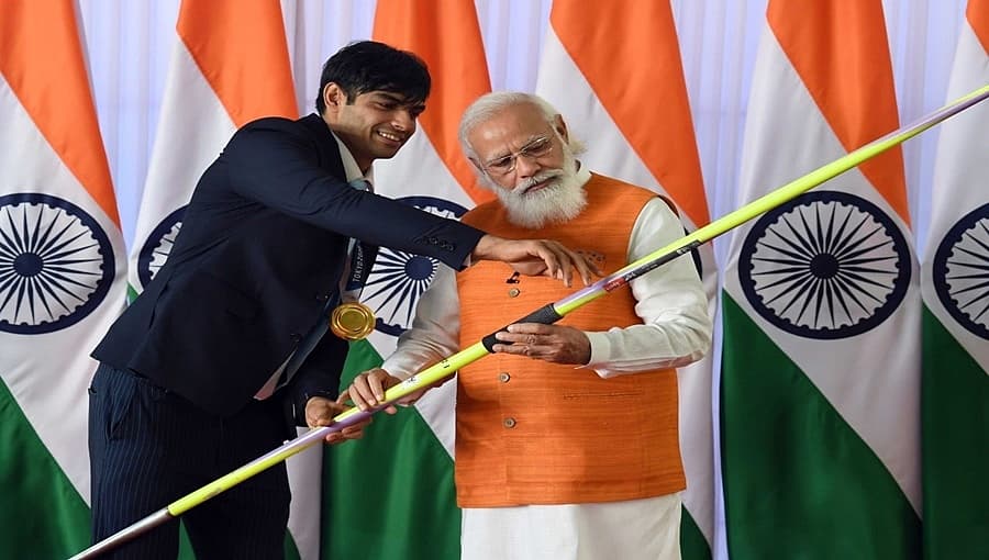 ನೀರಜ್ ಚೋಪ್ರಾ ಅವರ ಜಾವೆಲಿನ್ ಎಸೆತದ ಕೋಲನ್ನು ಪರಿಶೀಲಿಸಿದ ಪ್ರಧಾನಿ