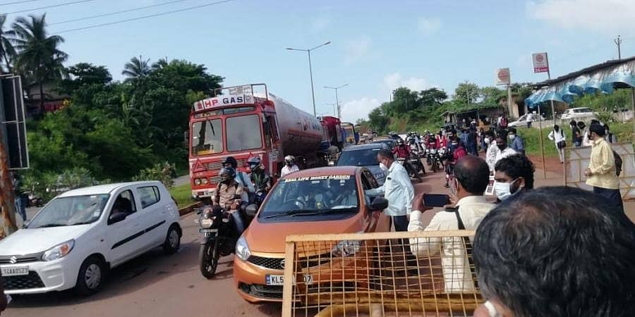 ಕೋವಿಡ್ ನೆಗೆಟಿವ್ ವರದಿ ಇಲ್ಲದ ಕೇರಳ ಪ್ರಯಾಣಿಕರನ್ನು ಕರ್ನಾಟಕ ಗಡಿಯಿಂದ ವಾಪಾಸ್ ಕಳುಹಿಸಿದ ಪೊಲೀಸರು