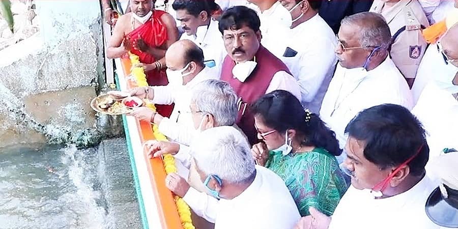 ಕೃಷ್ಣೆಗೆ ಬಾಗಿನ ಅರ್ಪಿಸಿದ ಸಿಎಂ ಬಸವರಾಜ ಬೊಮ್ಮಾಯಿ