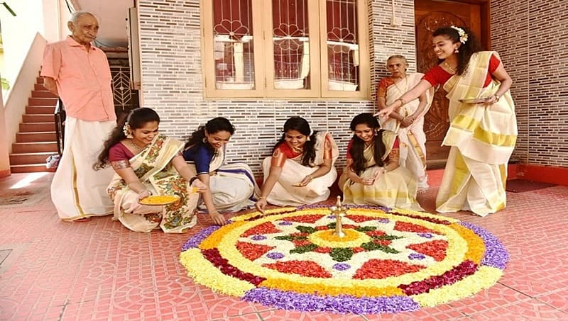 ಹೆಣ್ಣು ಮಕ್ಕಳು ಕೇರಳ ಶೈಲಿಯ ಸೀರೆಯುಟ್ಟು, ಪುಟ್ಟ ಬಾಲಕಿಯರು ರೇಷ್ಮೆ ಲಂಗ, ಬ್ಲೌಸ್ ತೊಟ್ಟರೆ, ಪುರುಷರು ಪಂಚೆ ಶಲ್ಯ ತೊಟ್ಟು ಸಂಭ್ರಮಿಸುತ್ತಾರೆ. ಕೇರಳಿಗರು ಓಣಂಗೆಂದೇ ವಿಶೇಷ ಉಡುಪು ತೊಡುತ್ತಾರೆ, ಓಣಂ 10ನೇ ದಿನ ತಿರುವೋಣ ವಿಶೇಷ
