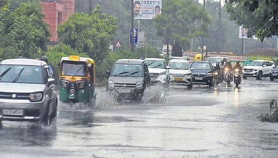 ದೆಹಲಿಯಲ್ಲಿ ಮುಂಜಾನೆಯಿಂದ ಧಾರಾಕಾರ ಮಳೆ, ತಗ್ಗು ಪ್ರದೇಶಗಳು ಜಲಾವೃತ!