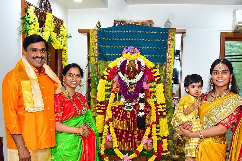 ರಾಜಕಾರಣಿ ಬಳ್ಳಾರಿಯ ಗಾಲಿ ಜನಾರ್ದನ ರೆಡ್ಡಿ ತಮ್ಮ ಪತ್ನಿ, ಮಗಳು ಹಾಗೂ ಮೊಮ್ಮಗಳ ಜೊತೆ