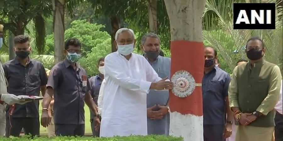 ರಕ್ಷಾ ಬಂಧನ್: ಮರಗಳಿಗೆ ರಾಖಿ ಕಟ್ಟಿದ ಬಿಹಾರ ಮುಖ್ಯಮಂತ್ರಿ ನಿತೀಶ್ ಕುಮಾರ್!