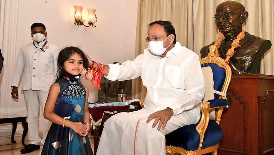 ರಾಜಭವನದಲ್ಲಿ ಮಕ್ಕಳೊಂದಿಗೆ ರಕ್ಷಾ ಬಂಧನ ಆಚರಿಸಿದ ಉಪರಾಷ್ಟ್ರಪತಿ ವೆಂಕಯ್ಯ ನಾಯ್ಡು