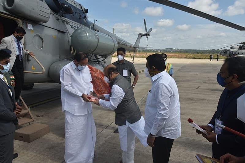 ಅದಕ್ಕೂ ಮುನ್ನ ವಿಮಾನ ನಿಲ್ದಾಣದಲ್ಲಿ ಉಪ ರಾಷ್ಟ್ರಪತಿಗಳನ್ನು ಬರಮಾಡಿಕೊಂಡ ಮುಖ್ಯಮಂತ್ರಿ ಬಸವರಾಜ ಬೊಮ್ಮಾಯಿ