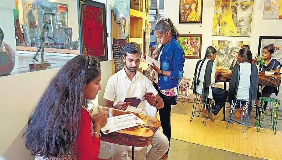 ಕಾಫಿ ಹೀರುತ್ತಾ, ಐಸ್ ಕ್ರೀಂ ಸವಿಯುತ್ತಾ ಪೇಂಟಿಂಗ್ ಮಾಡುತ್ತಾ ಕಥೆ-ಕಾದಂಬರಿ ಓದಬಹುದು: ಇದು ಗದಗದಲ್ಲಿರುವ 'ಆರ್ಟ್ ಅಡ್ಡಾ'!