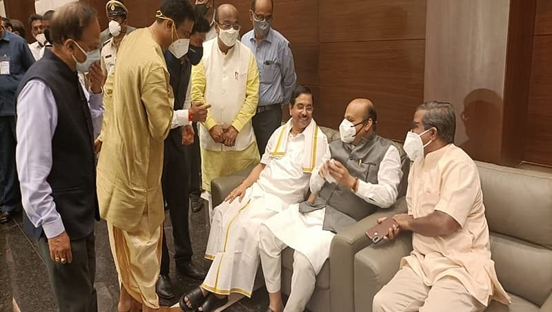 ಕೇಂದ್ರ ಸಚಿವ ಪ್ರಹ್ಲಾದ್ ಜೋಷಿ ಜೊತೆ ಸಿಎಂ ಬೊಮ್ಮಾಯಿ ವಿವಾಹ ನಡೆದ ಸ್ಥಳದಲ್ಲಿ