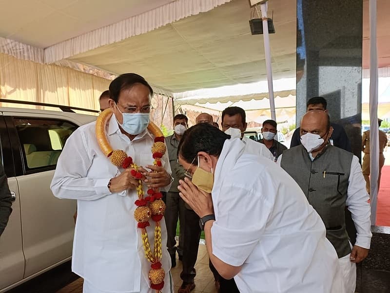 ಉಪ ರಾಷ್ಟ್ರಪತಿ ಎಂ ವೆಂಕಯ್ಯ ನಾಯ್ಡು ಅವರನ್ನು ಬರಮಾಡಿಕೊಂಡ ಕೇಂದ್ರ ಸಚಿವ ಪ್ರಹ್ಲಾದ್ ಜೋಷಿ