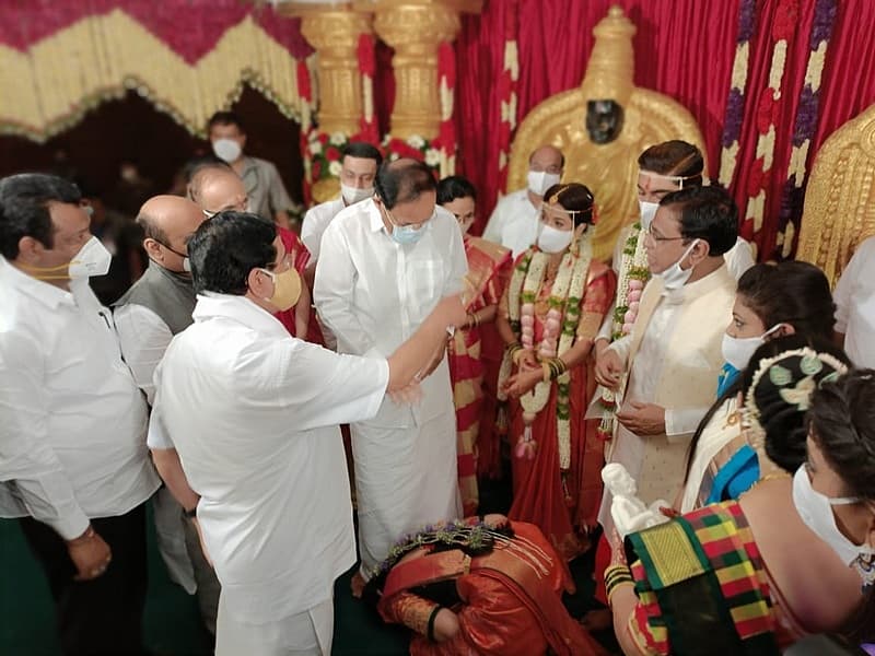 ವಿವಾಹ ಕಾರ್ಯಕ್ರಮದಲ್ಲಿದಲ್ಲಿ ಬಿಜೆಪಿ ನಾಯಕರಾದ ಜಗದೀಶ್ ಶೆಟ್ಟರ್, ಸಚಿವ ಶಂಕರ ಪಾಟೀಲ್ ಮುನೇನಕೊಪ್ಪ ಭಾಗವಹಿಸಿದ್ದರು.