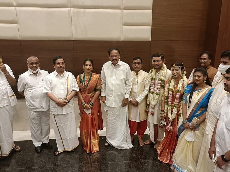 ಕೇಂದ್ರ ಸಚಿವ ಜೋಷಿ ಕುಟುಂಬ ಜೊತೆ ಉಪ ರಾಷ್ಟ್ರಪತಿಗಳು