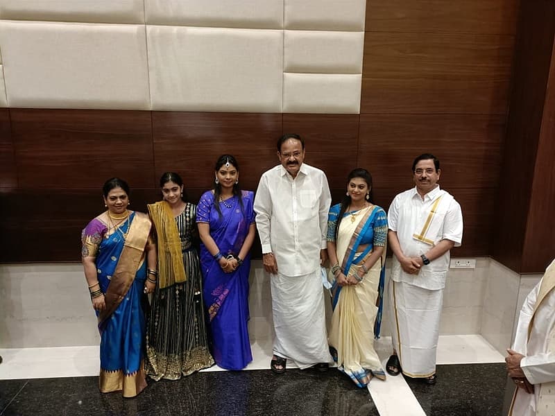 ಉಪ ರಾಷ್ಟ್ರಪತಿಗಳ ಜೊತೆ ಜೋಷಿ ಕುಟುಂಬ