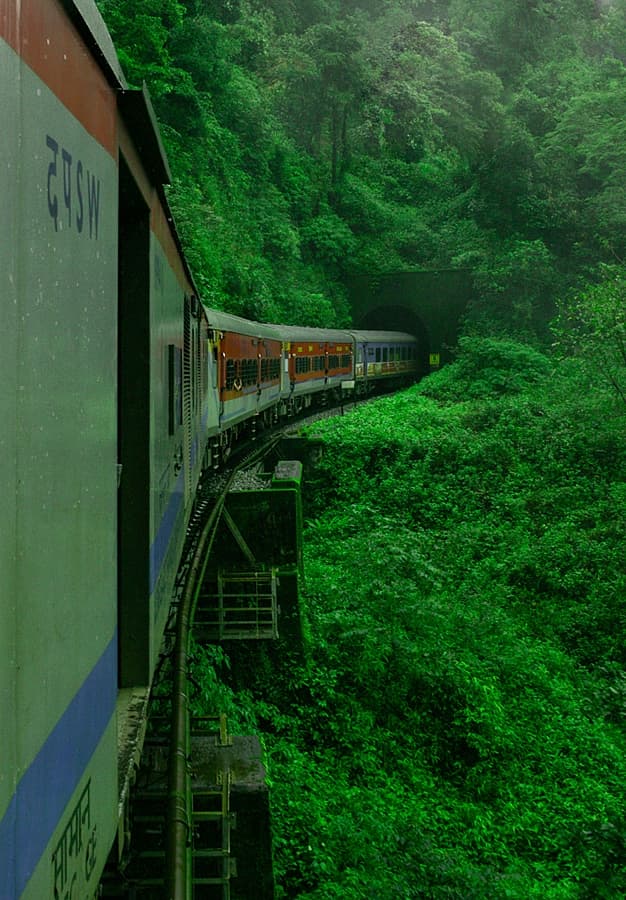 ಪರ್ವತದ ಗರ್ಭದಿಂದ ಹೊರಬರುತ್ತಿರುವ ರೈಲು
