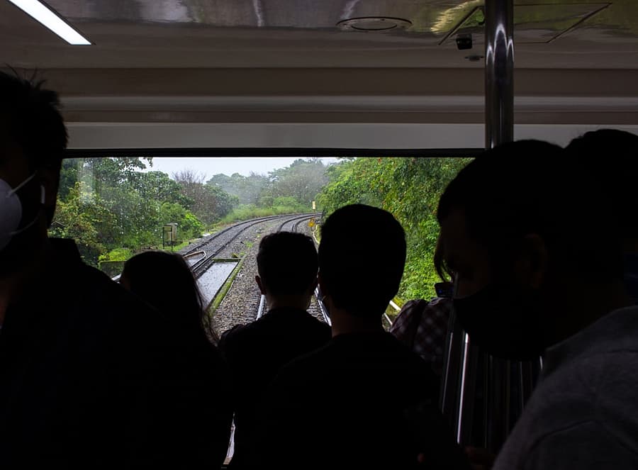 ಕಟ್ಟ ಕಡೆಯ ಗಾಜಿನ ಬೋಗಿಯಲ್ಲಿ ಪ್ರಯಾಣಿಕರ ದಟ್ಟಣೆ