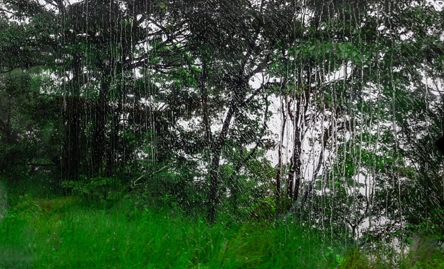ಗಾಜಿನ ಮೇಲೆ ಮಳೆ ನೀರ ಸಿಂಚನ