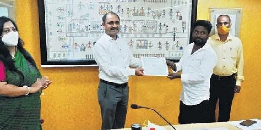 ಬಾಲಕನ ಜೀವ ಉಳಿಸಿದ ಕಾರ್ಮಿಕನಿಗೆ ರೈಲ್ವೇ ಇಲಾಖೆ ಗೌರವ